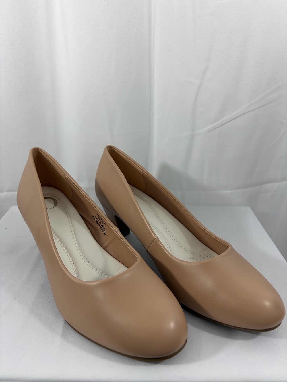 NWT O Women’s Size 10 Classic Nude Pumps Low Heel